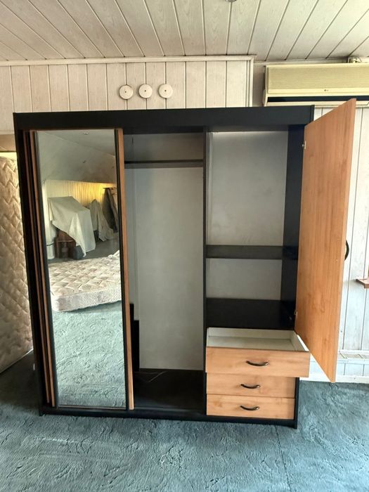 Шкаф для одежды , стулья и подставка под телевизор