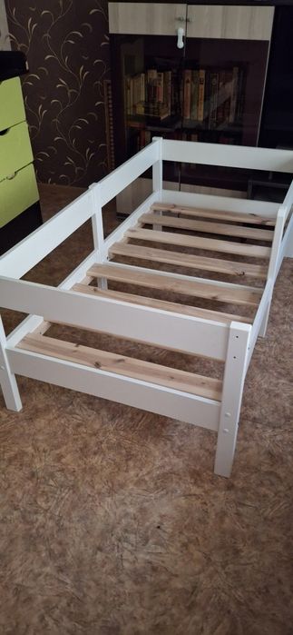 Продам детскую кровать с матрасом