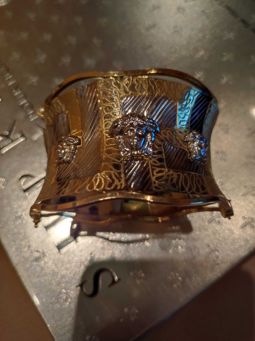 Златна дамска гривна Версаче .23,88гр