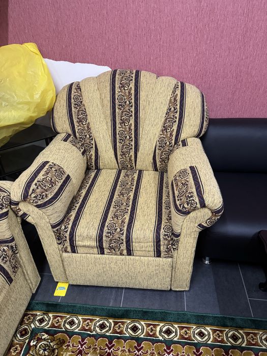 Divan nabor v otlichnom sostoyanie