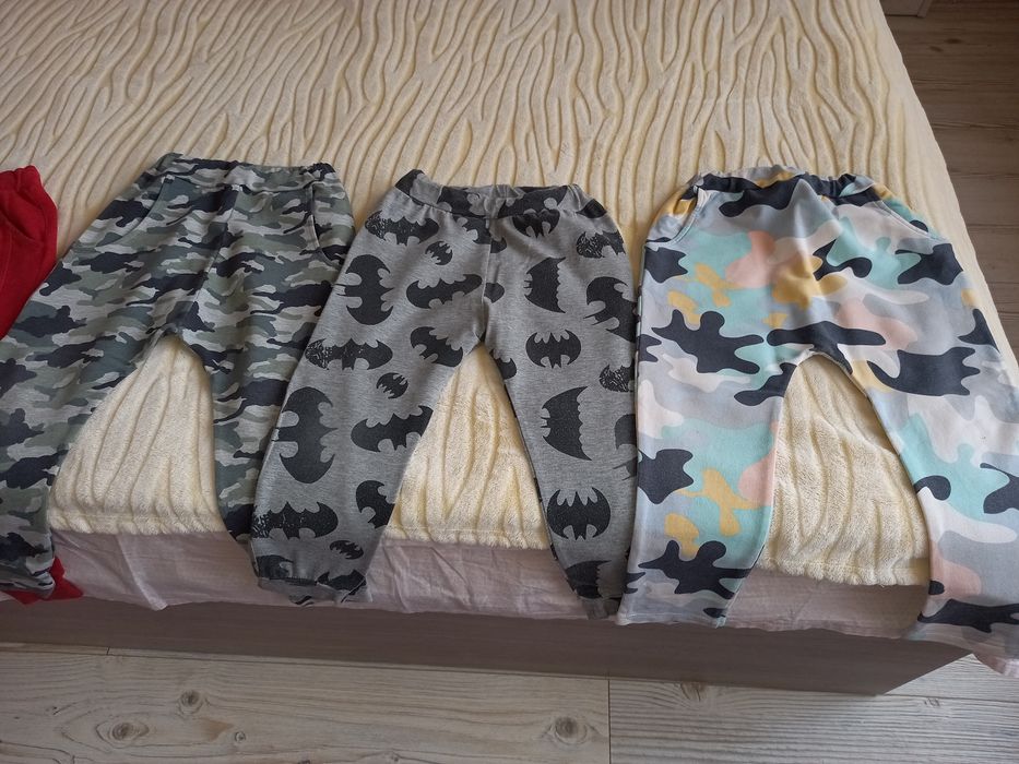 Долнища и дънки размери 98-104-110.Долнищата по 3лв.Дънките по 5лв.