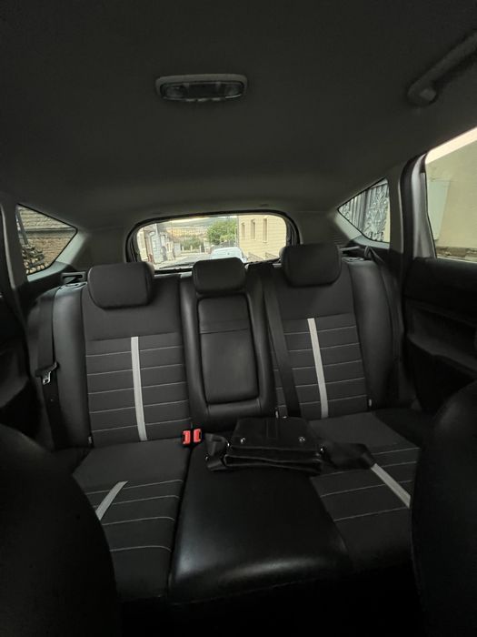 Vand Ford Kuga 2011 motor 2.0L 140 cp 4x2 in stare impecabila atat estwtic cat si functioare