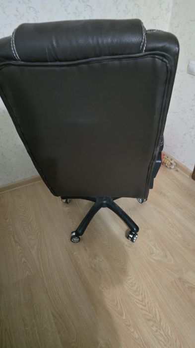 Кресло офисное на колёсиках