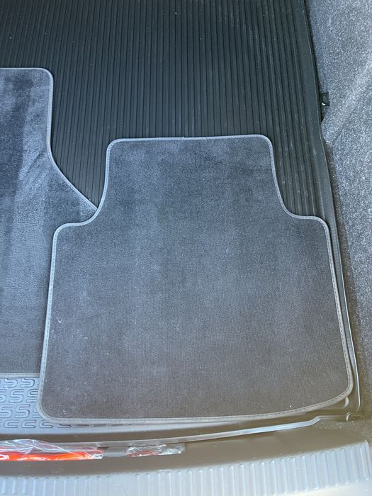 Продавам оригинални задни мокетни стелки за Шкода Супърб