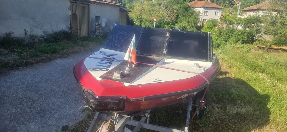 Продавам моторна лодка