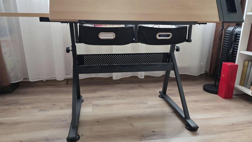 Masa de desen, stil birou, din lemn, cu blat reglabil, sertare si compartimente pentru instrumente
