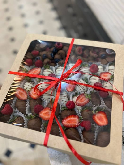 Клубника голубика малина банан киви в шоколаде