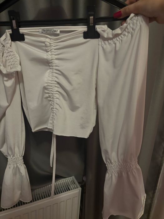 Нежна блузка с паднал ръкав