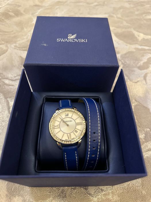 Часы SWAROVSKI из стали с кожаными ремешком оригинал