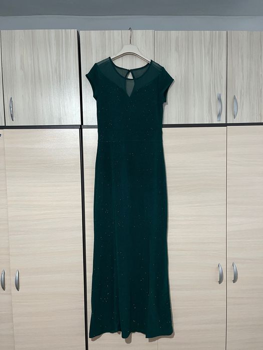 Дълга официална рокля за поводи с цепка