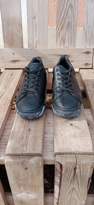 Vând adidași în stare bună