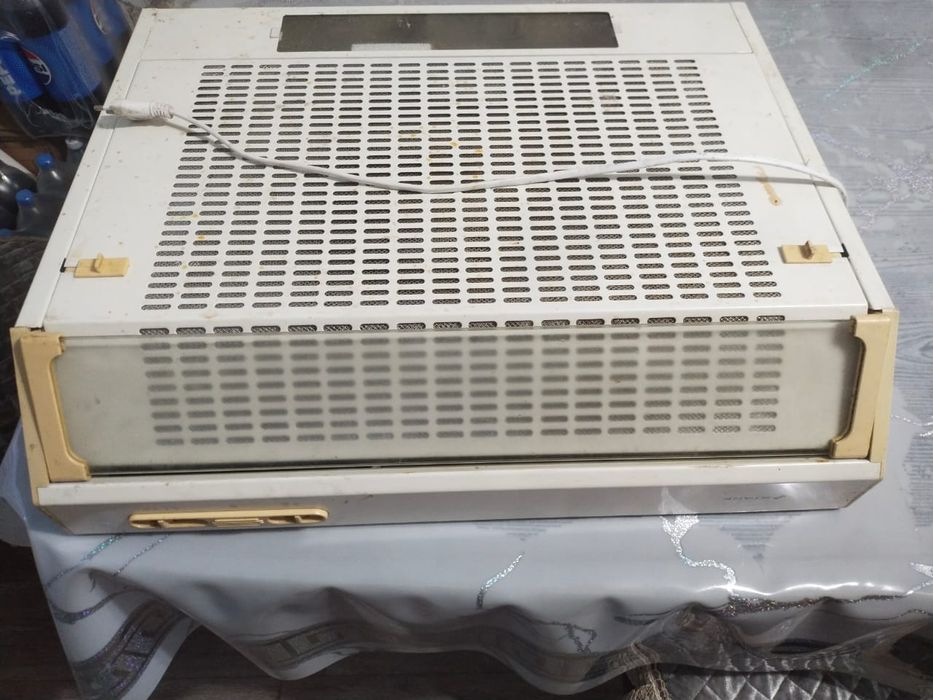 Продам кухонную  вытяжку в отличном состояние