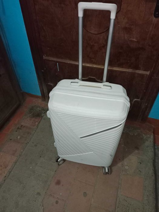 Продам чемодан адрес 6 мкр