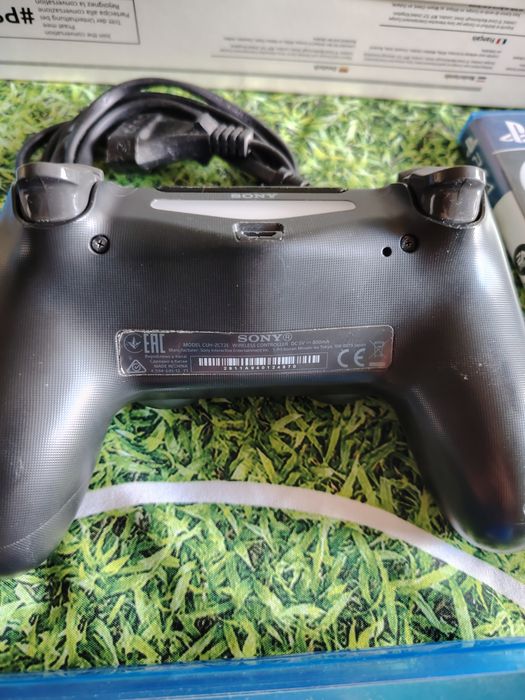PlayStation 4 Slim 1 TB, 1 controller, 5 games