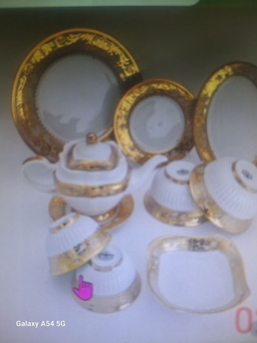 Idishlar tuplamiz stol ustiga