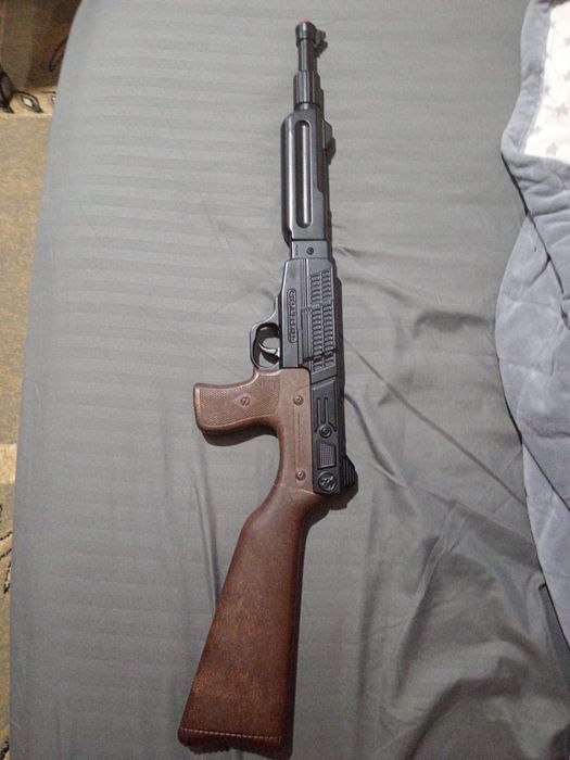 игрушечный автомат на пистонах