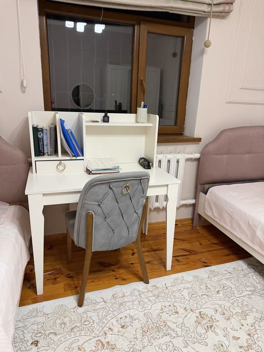 Продаем мебель в комнату девочек.