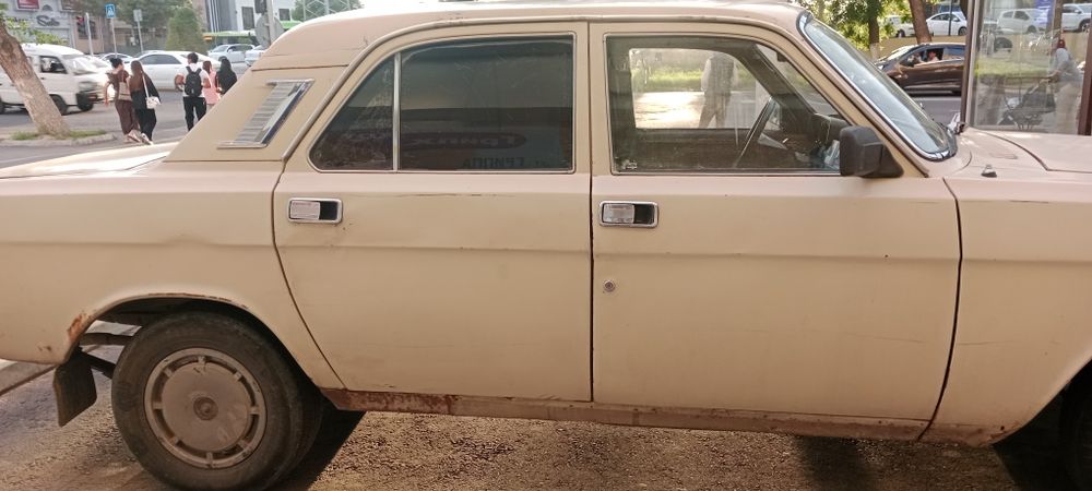 Волга 2411 год 1990