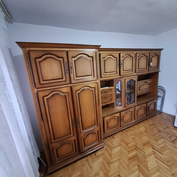 Vand mobila de sufragerie in stare foarte buna si  dulap cu doua usi.