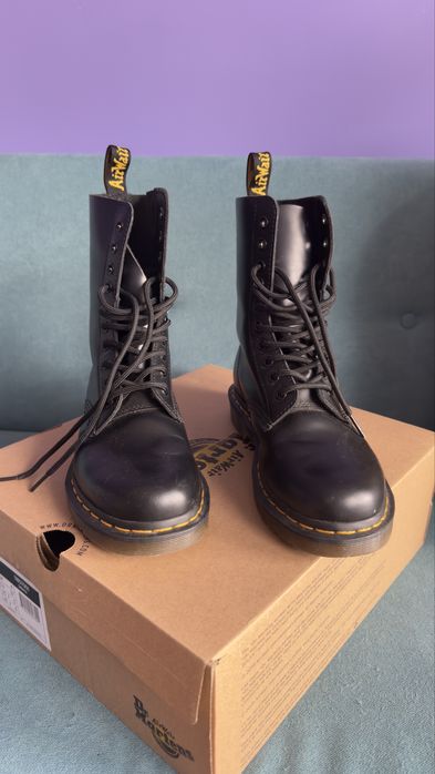 Боти Dr Martens.