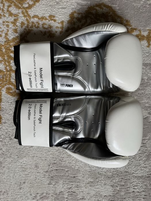 Боксерские перчатки clinch 12oz