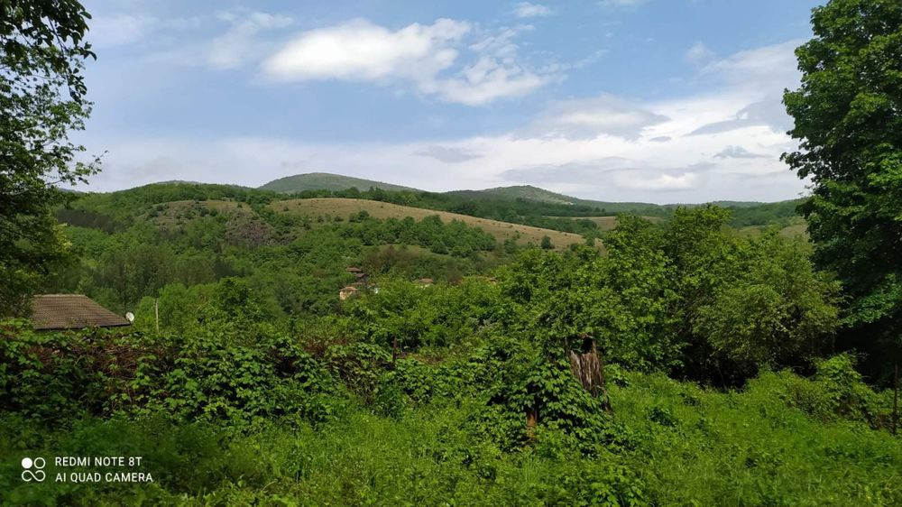 УПИ - 1300 м2 със стара къща за събаряне