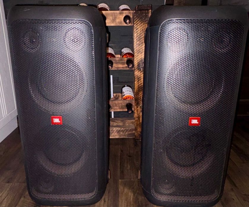 Vand 2 Boxe Jbl Party Box 200 folosite ocazional. Sunet puternic si foarte clar. Se inperecheaza intre ele si da un sunet sporit si puternic 240w buc