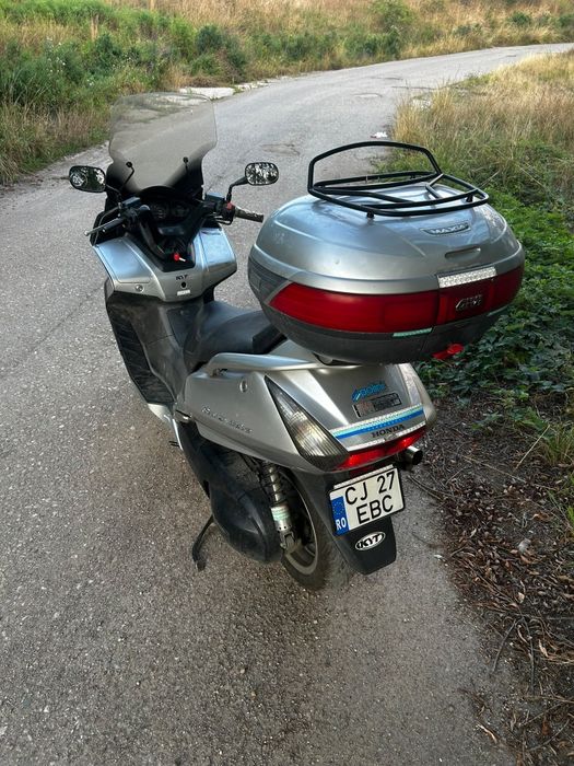Honda silverwing 600.