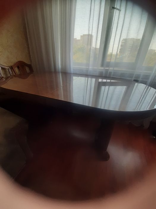 Продам обеденный стол. Основание из дерева