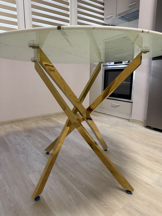 Кръгла маса ,трапезна