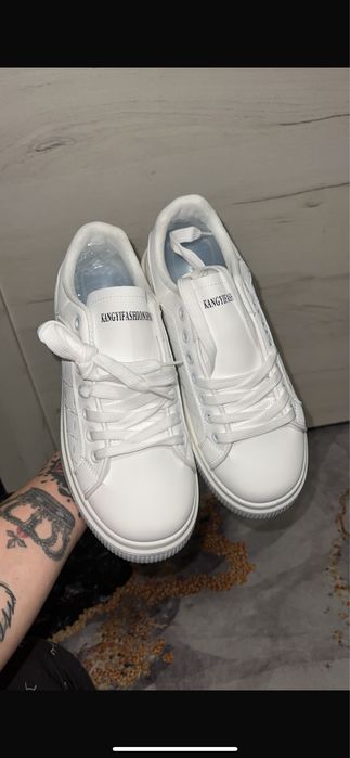 Adidasi  sau sneachers