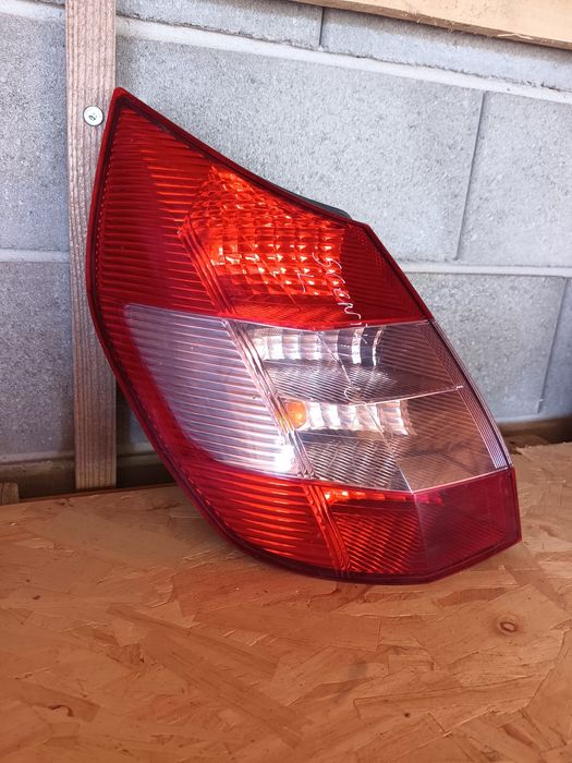 Продавам ляв стоп за renault scenic 2