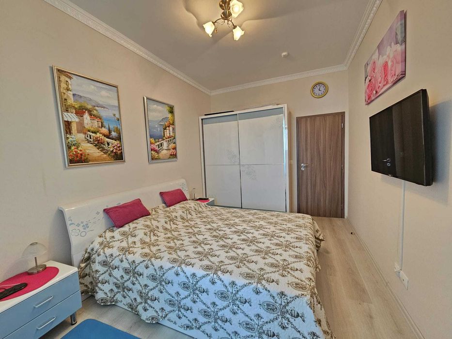 Просторен двустаен апартамент с гледка море, Първа линия