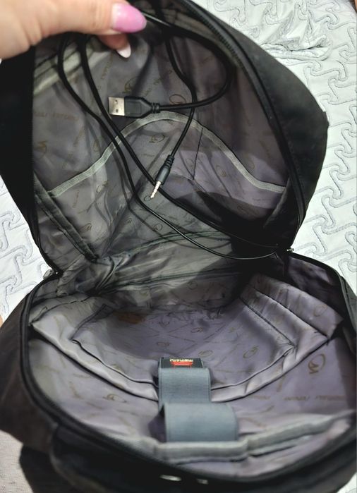 Продаётся рюкзак для ноутбука. Наушники и поврбанк все работает.