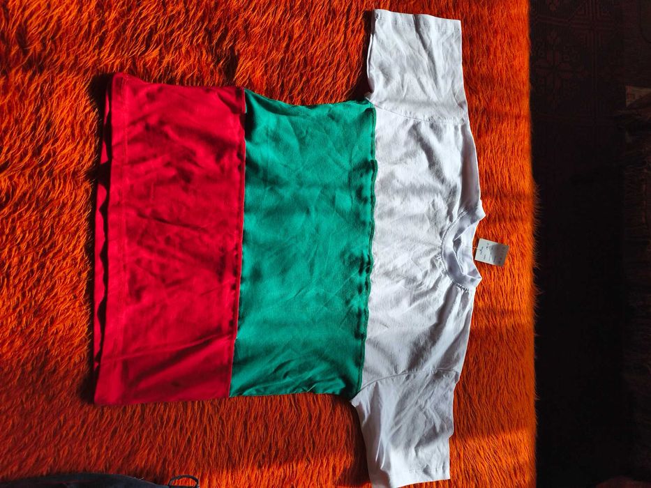 Нова тениска с къс ръкав и националния трибагреник