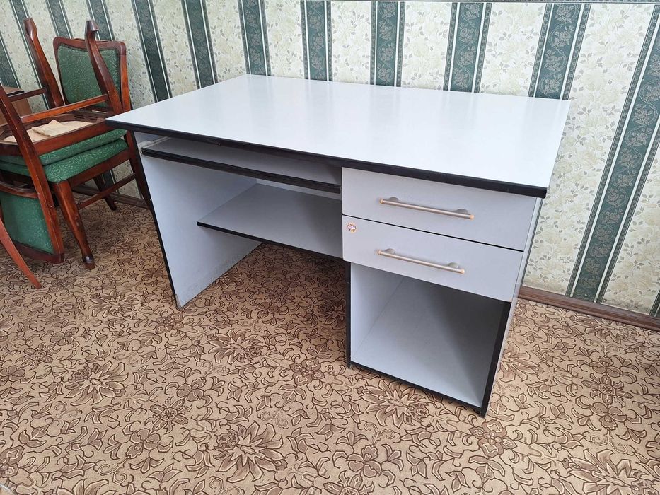 Стол офисный б/у.