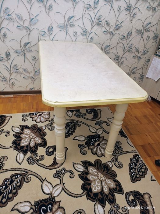 Продаётся стол почти что новый стол и хонтахта