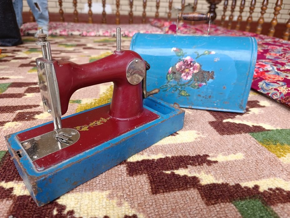 Qadimiy buyumlarga qiziquvchilar uchun mini qo'l mashinka