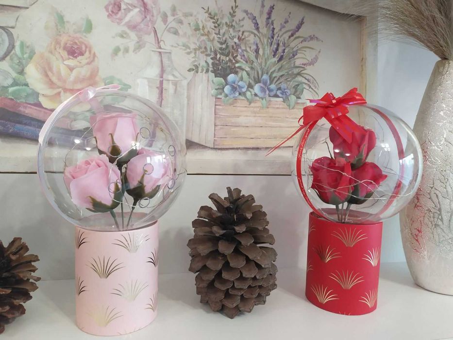 Роза,цвете ,букет в стъклена сфера,стъкленица с лед осветление!Подарък