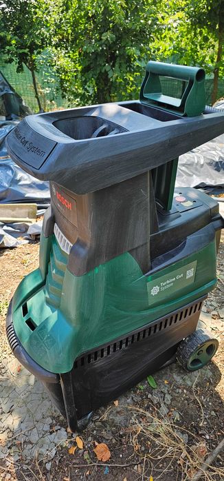 Vand tocator crengi si resturi vegetale Bosh AXT-25TC garantie 3 ani