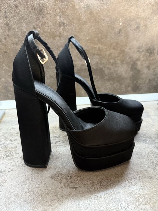 Дамски обувки на висок ток