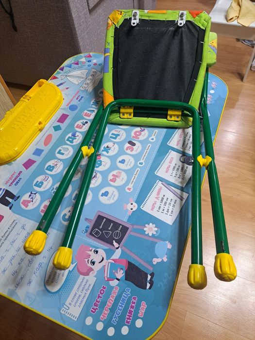 Срочно продам  детский стол для уроков. .