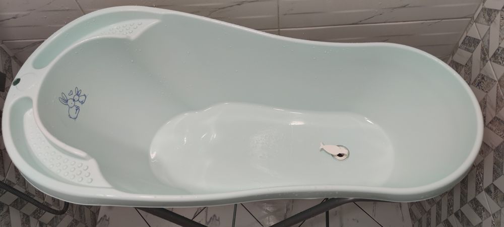 Вана със стойка за бебе