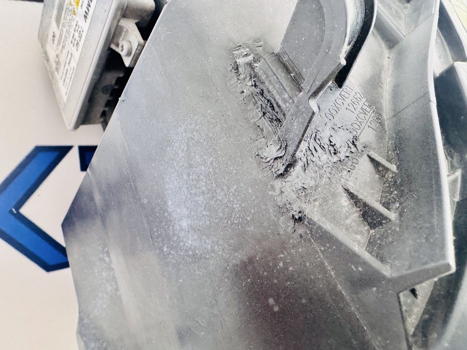 Far stanga bixenon BMW E90 LCI dupa 2010 cod 72025839
