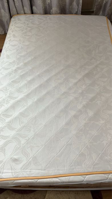 Кровать с ортопедическим матрасом и с нишей внутри