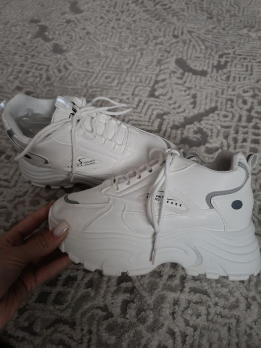 Кроссовки женские