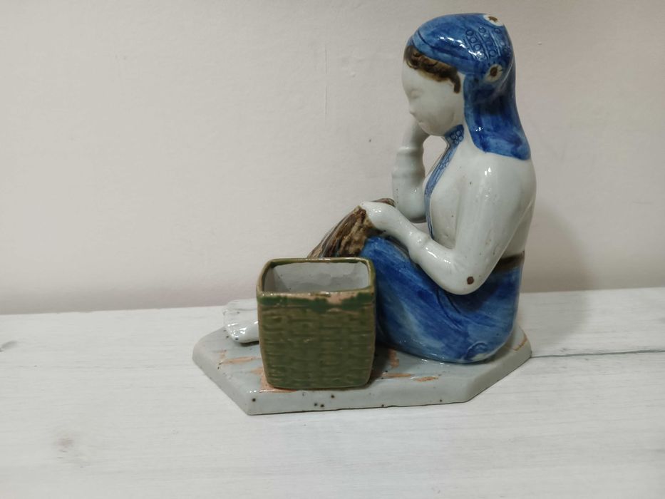 Статуэтка "Девушка за вышиванием". Старый Китай. Фарфор. Роспись.