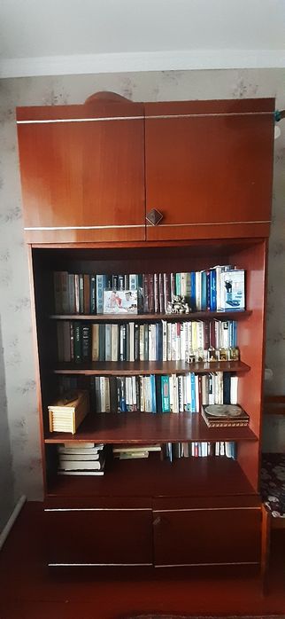 Продается 4-секцион стенка шкаф и диваны кресло старые и