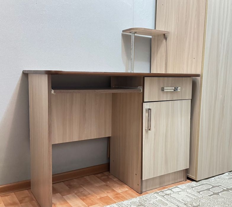 Продам стол для учебы и компьютера.