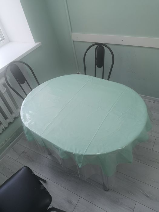 Столы, стулья разные, удобны для дома и буфета